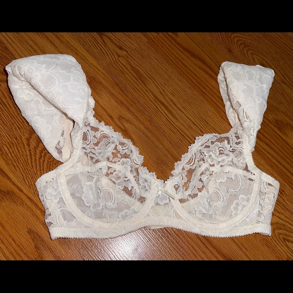 Vintage 1980s Jezebel 34B Ivory BuiltinShoulderPadstraps sheerLace Underwire Bra